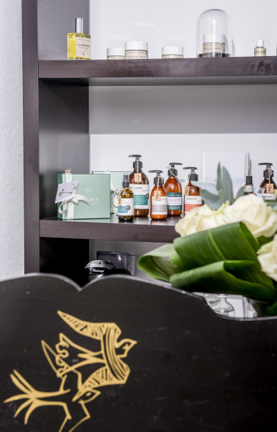 Prolongez chez vous l’expérience By Claire en emportant les produits utilisés pour nos soins et le linge au design exclusif de notre cabine